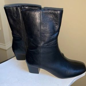 Antonio Melani black leather size 6 1/2 ankle Boots